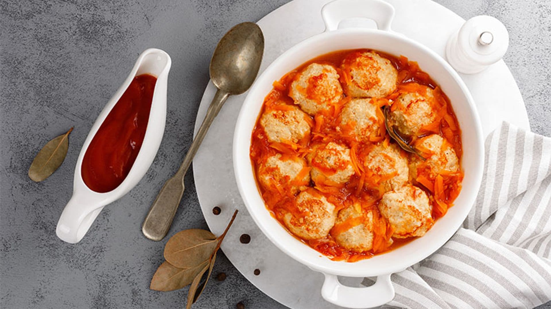 Albóndigas de merluza en salsa de tomate y zanahoria