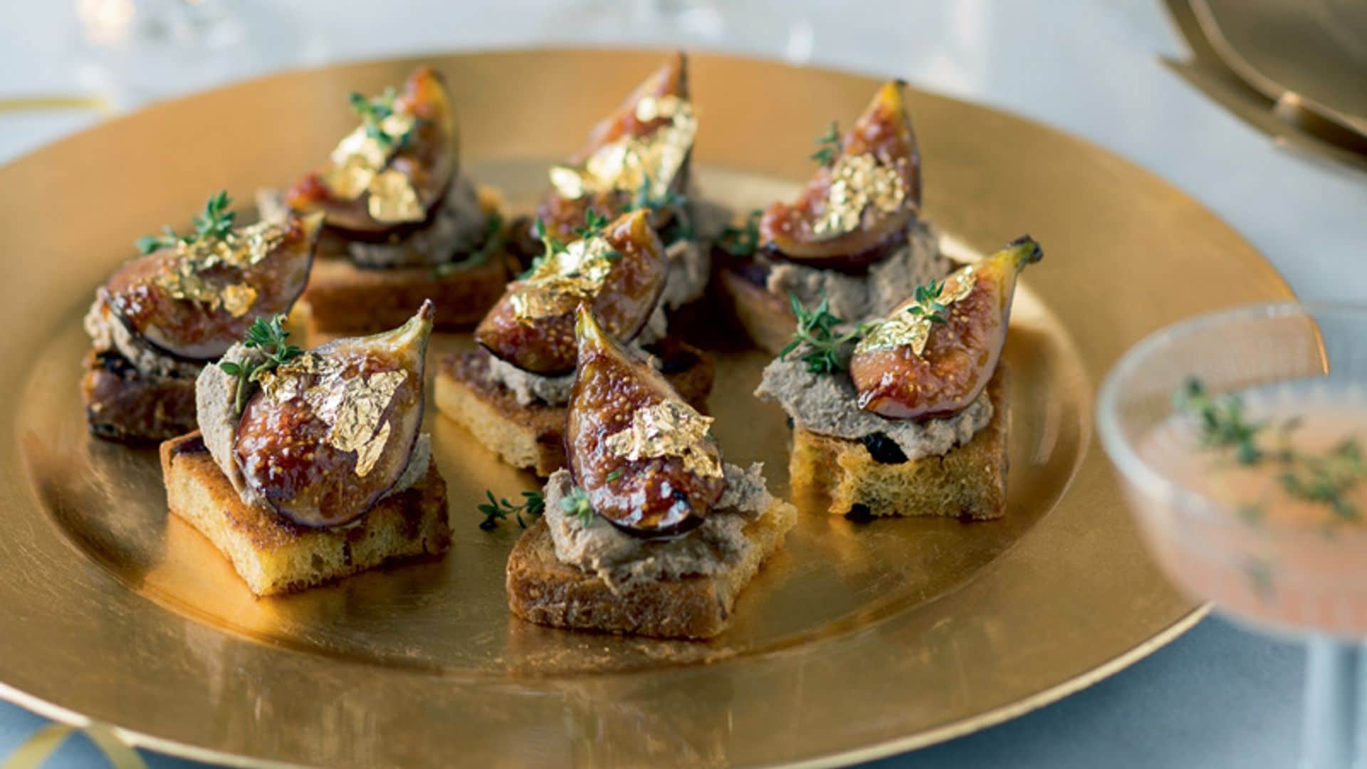 Tostas de 'foie' con higos caramelizados y pan de oro