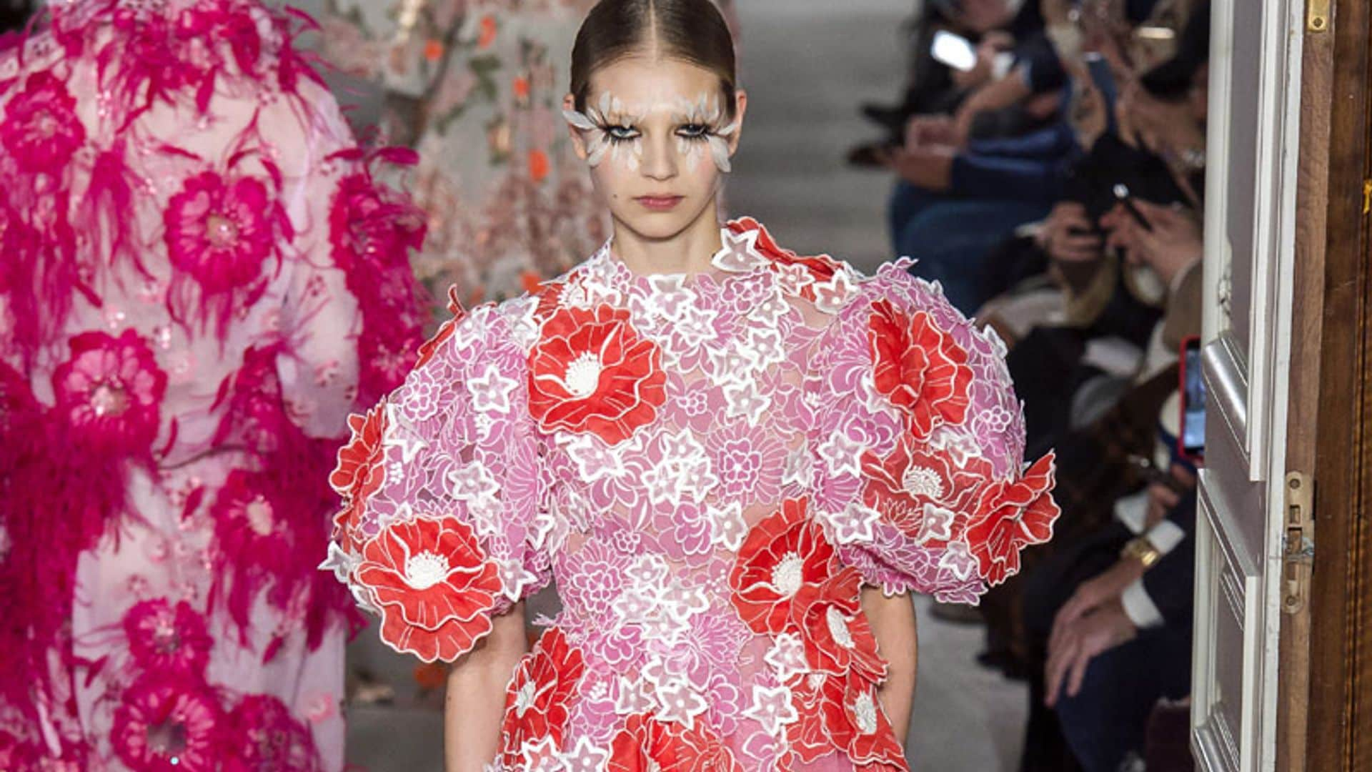 Repleto de volúmenes y colores vibrantes: así es el romántico jardín de Valentino