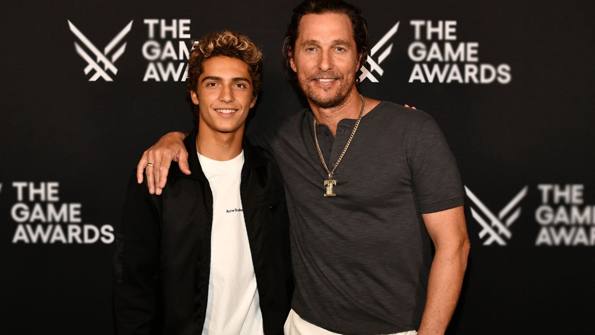 El gran cambio de Levi, hijo Matthew McConaughey, que posa con su padre en la alfombra roja