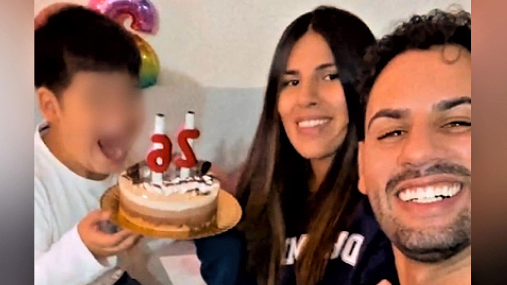 Isa Pantoja sopla las velas junto a su hijo y Asraf sin la presencia de ningún otro miembro de su familia