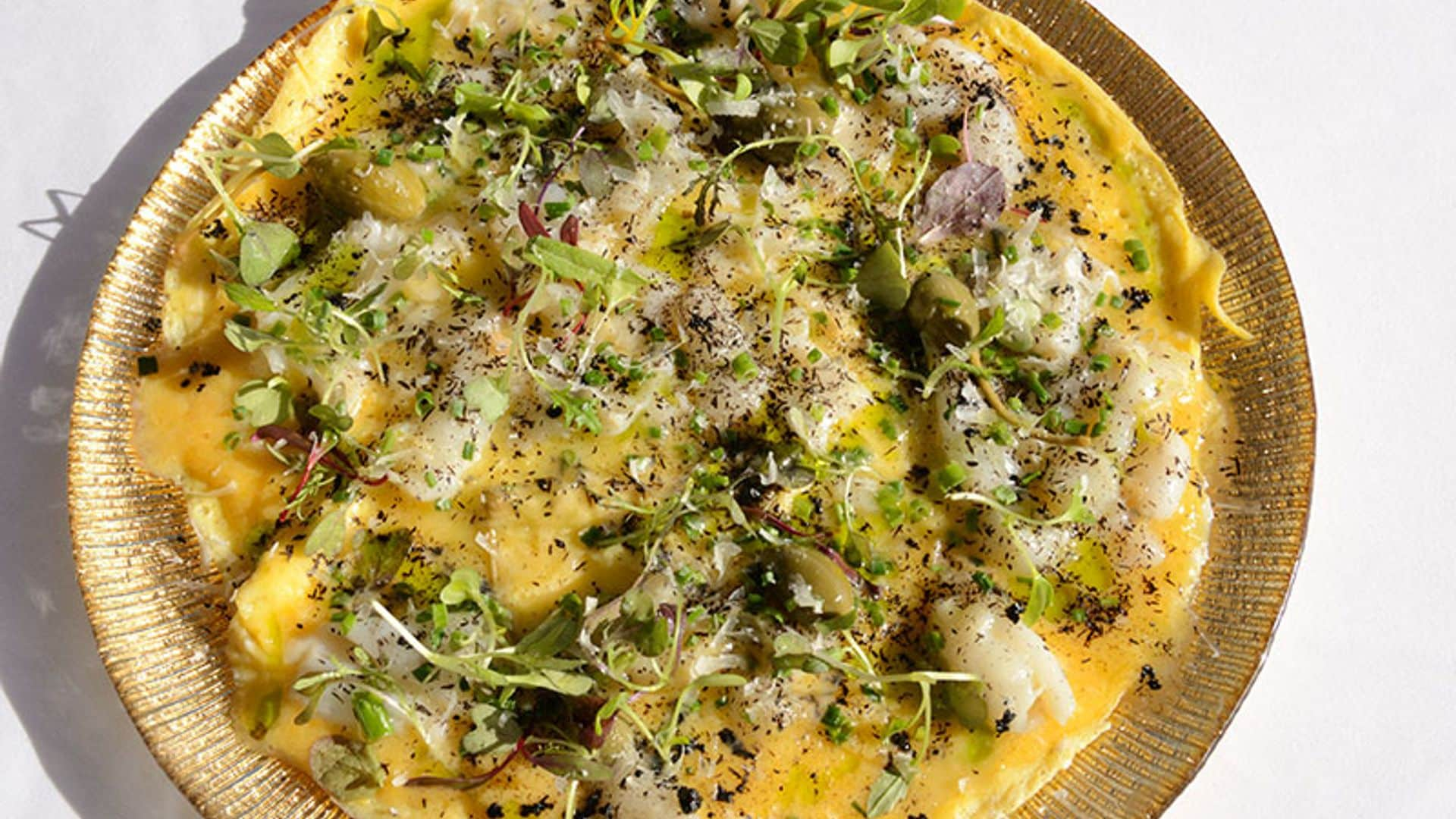 Tortilla de bacalao con alcaparrones, cebollino y brotes