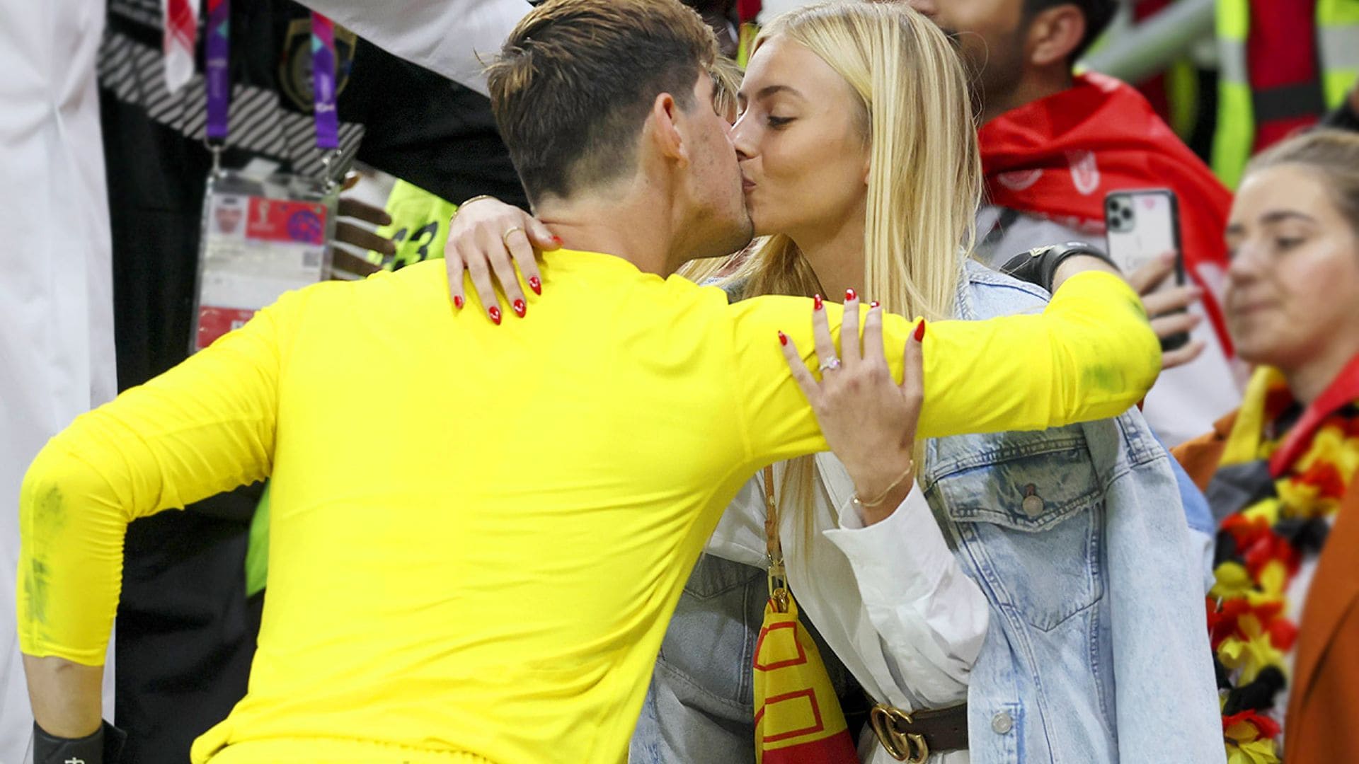 El beso del campeón de Thibaut Courtois a su prometida, Mishel Gerzig