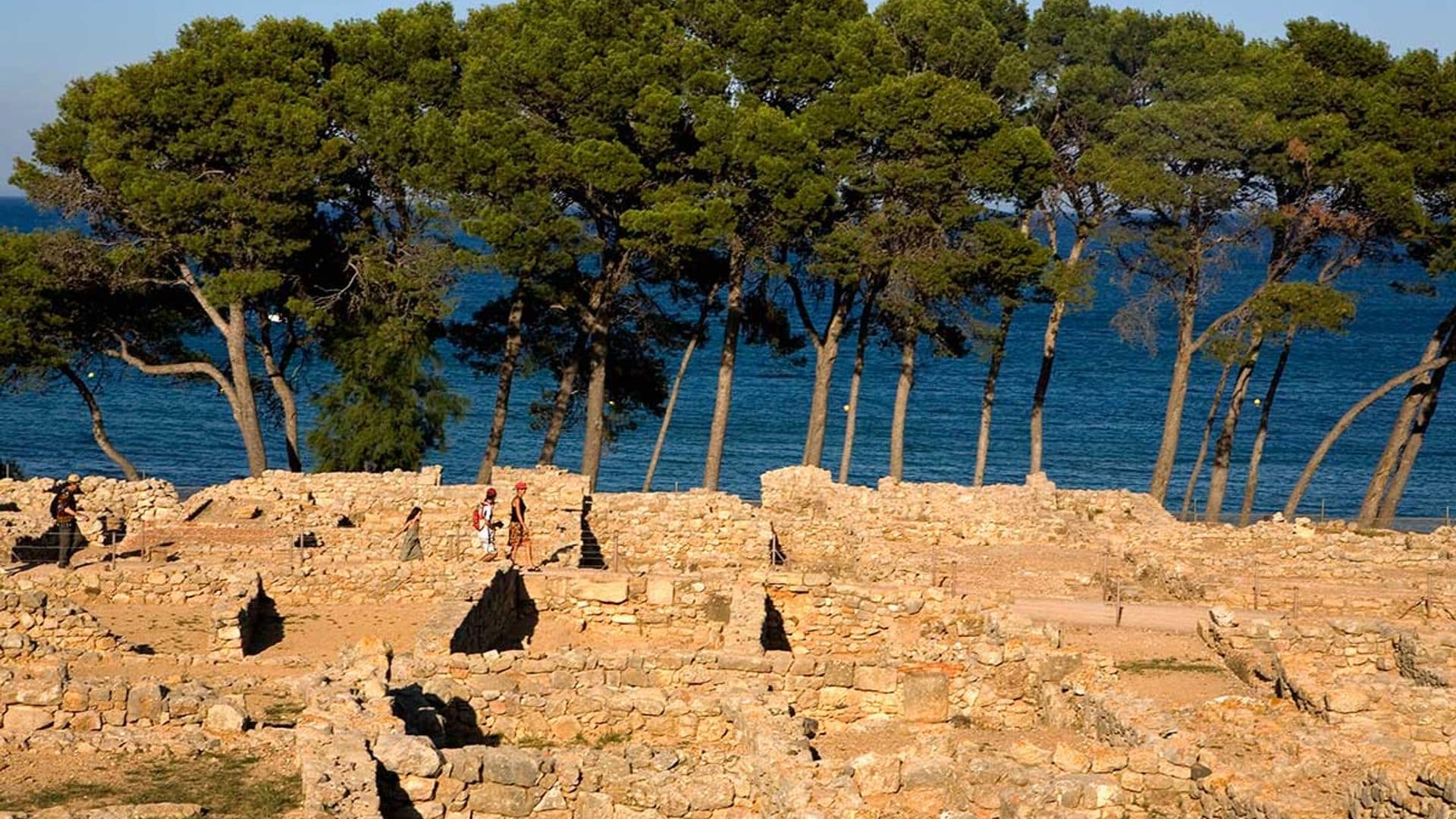 Un paseo entre pinos y ruinas grecorromanas al borde del Mediterráneo