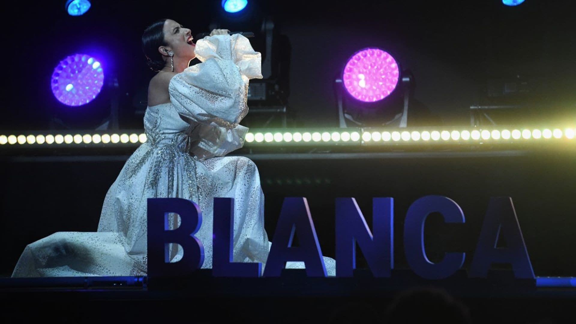 Blanca Paloma, arropada por sus padres en el concierto de despedida antes de poner rumbo a Eurovisión