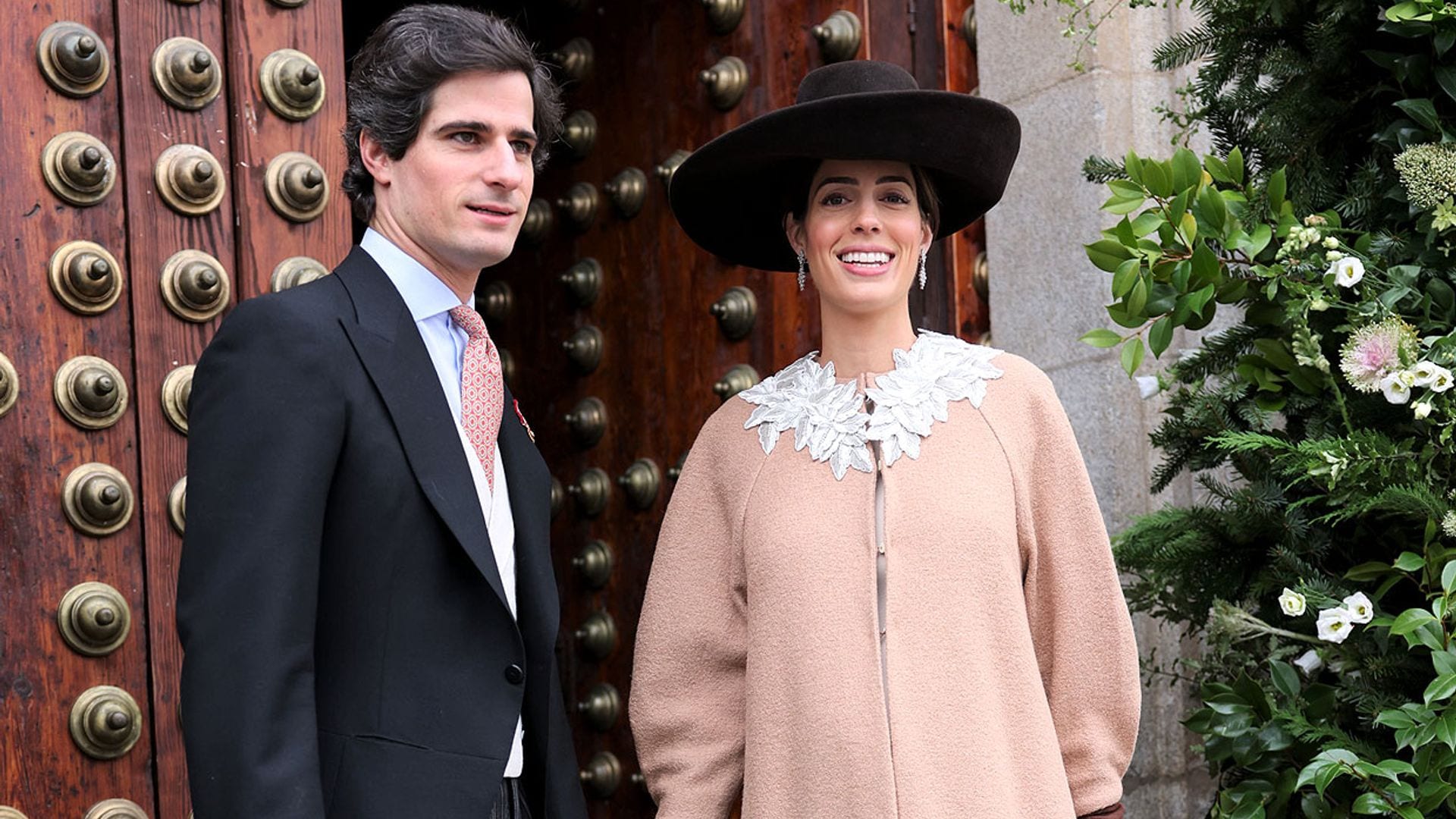 La duquesa de Huéscar, muy feliz en la recta final de su embarazo, asiste a la boda de su hermano Beltrán