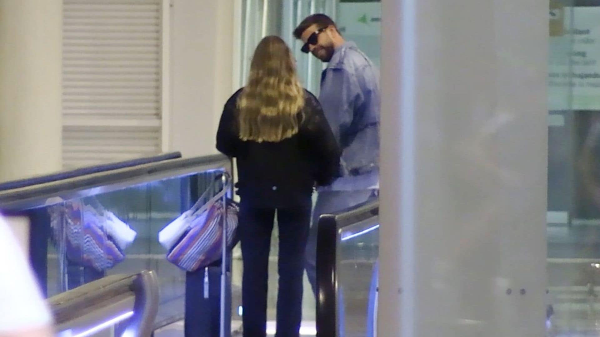 Las imágenes de Piqué, muy pendiente de su novia Clara Chía tras revolucionar el aeropuerto