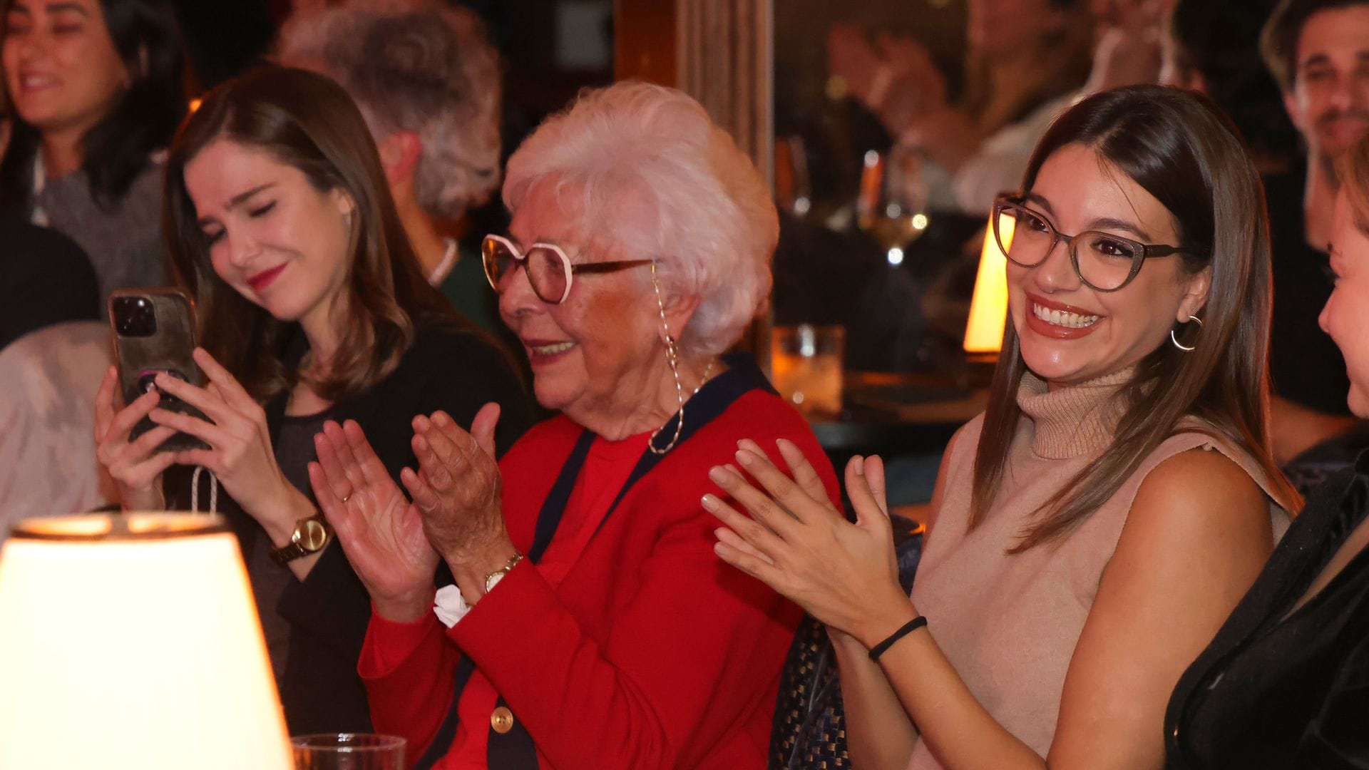 Víctor Elías emociona a las tres mujeres de su vida en la presentación de su desgarrador libro