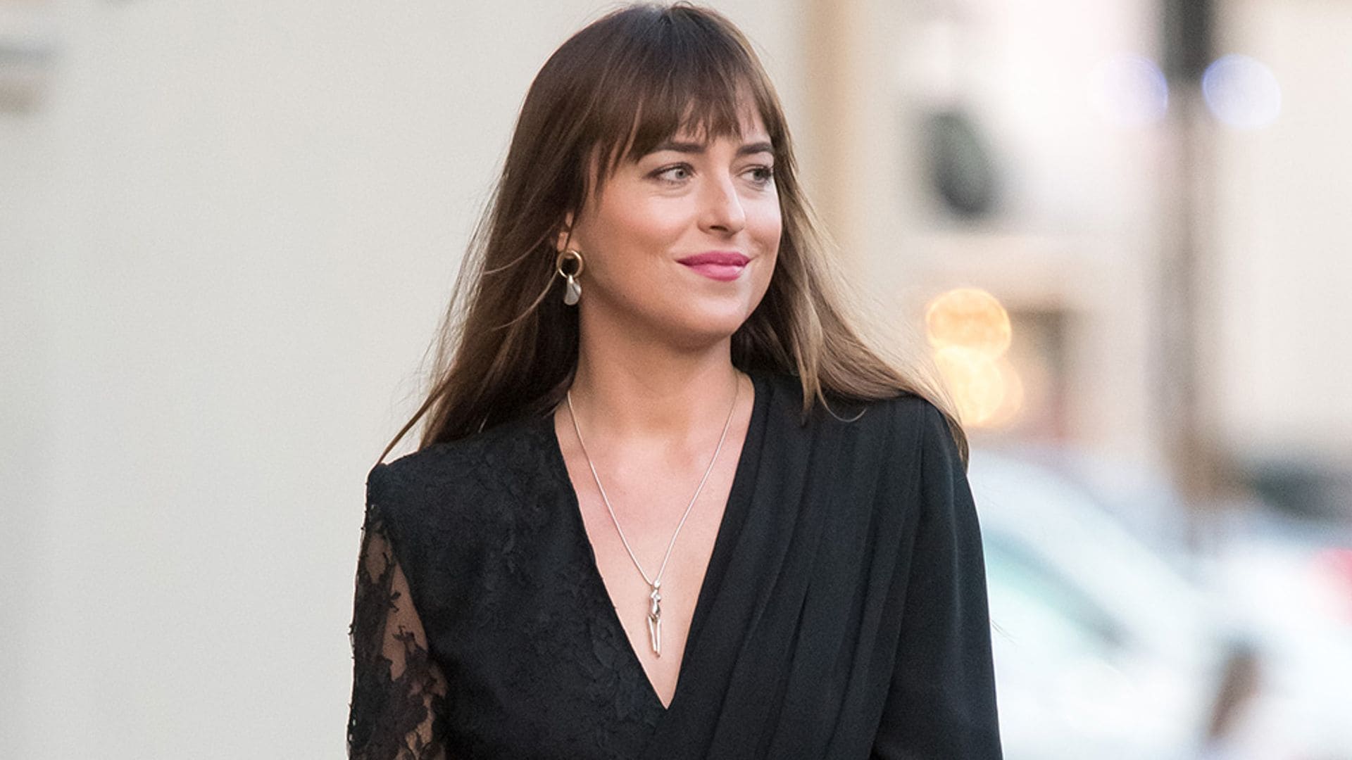 Dakota Johnson demuestra que se puede ser la invitada ideal cambiando el vestido por un traje