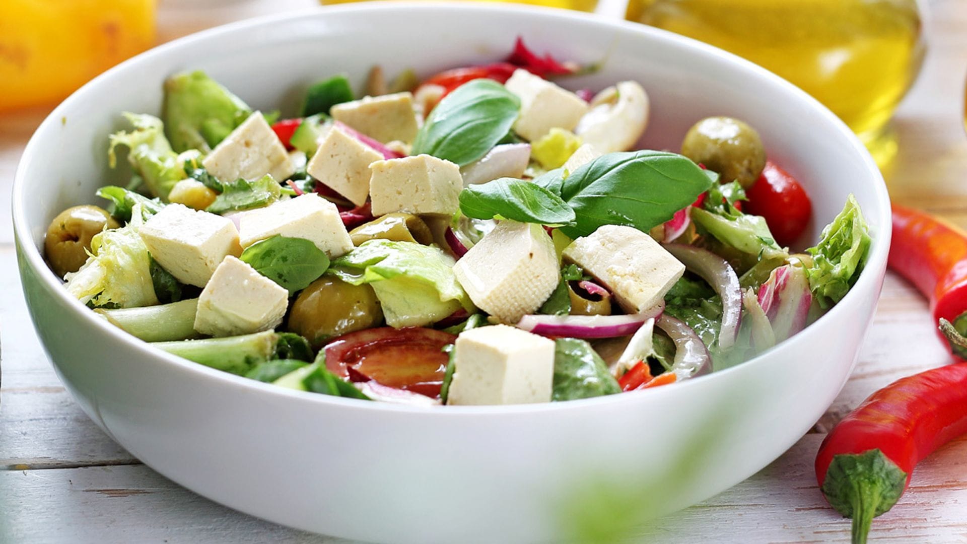 Ensalada de tofu y aguacate