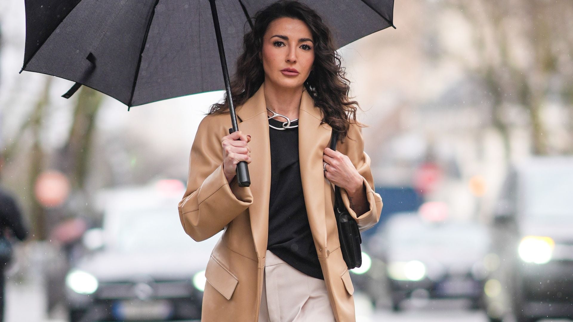 12 looks de lluvia fáciles y elegantes para este otoño