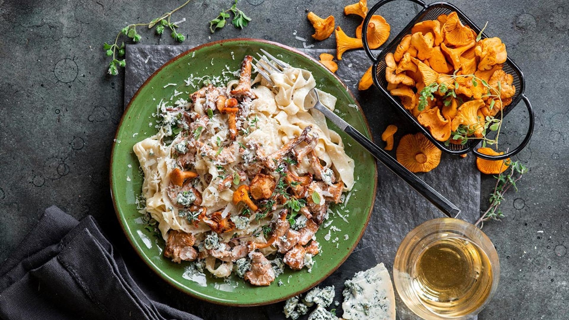 Pappardelle con setas al vino blanco con queso azul