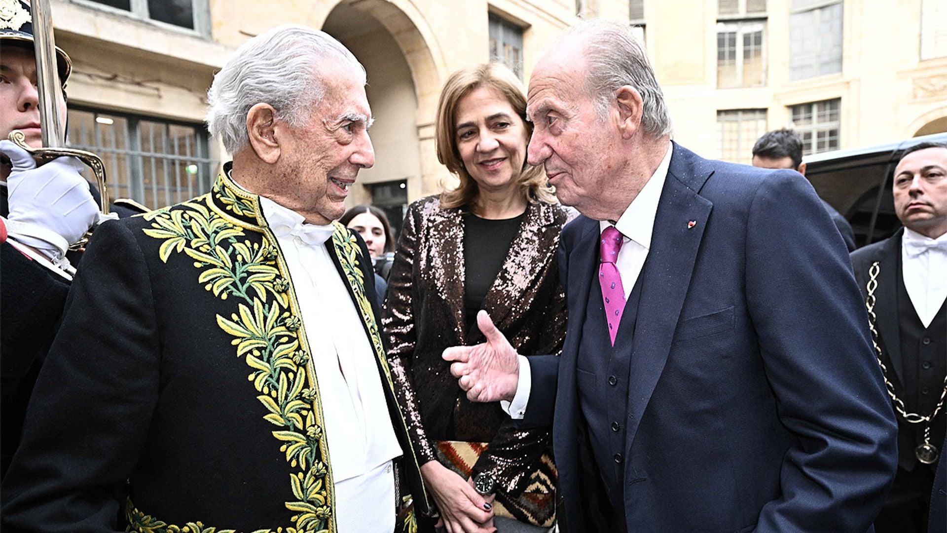 El rey Juan Carlos, acompañado de la infanta Cristina, arropa a Vargas Llosa en su ingreso en la Academia Francesa