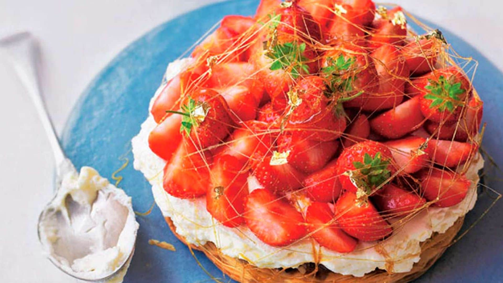 Tarta imperial de fresas con plátano y nata