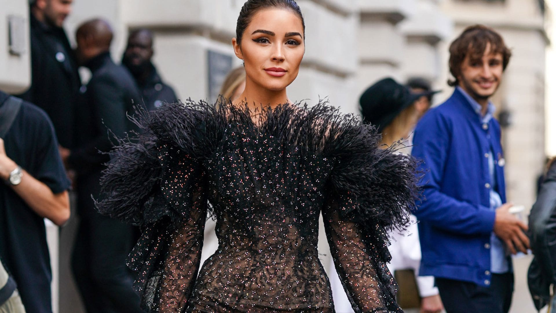 Plumas, la tendencia que transforma la ropa más sencilla en un look de lujo