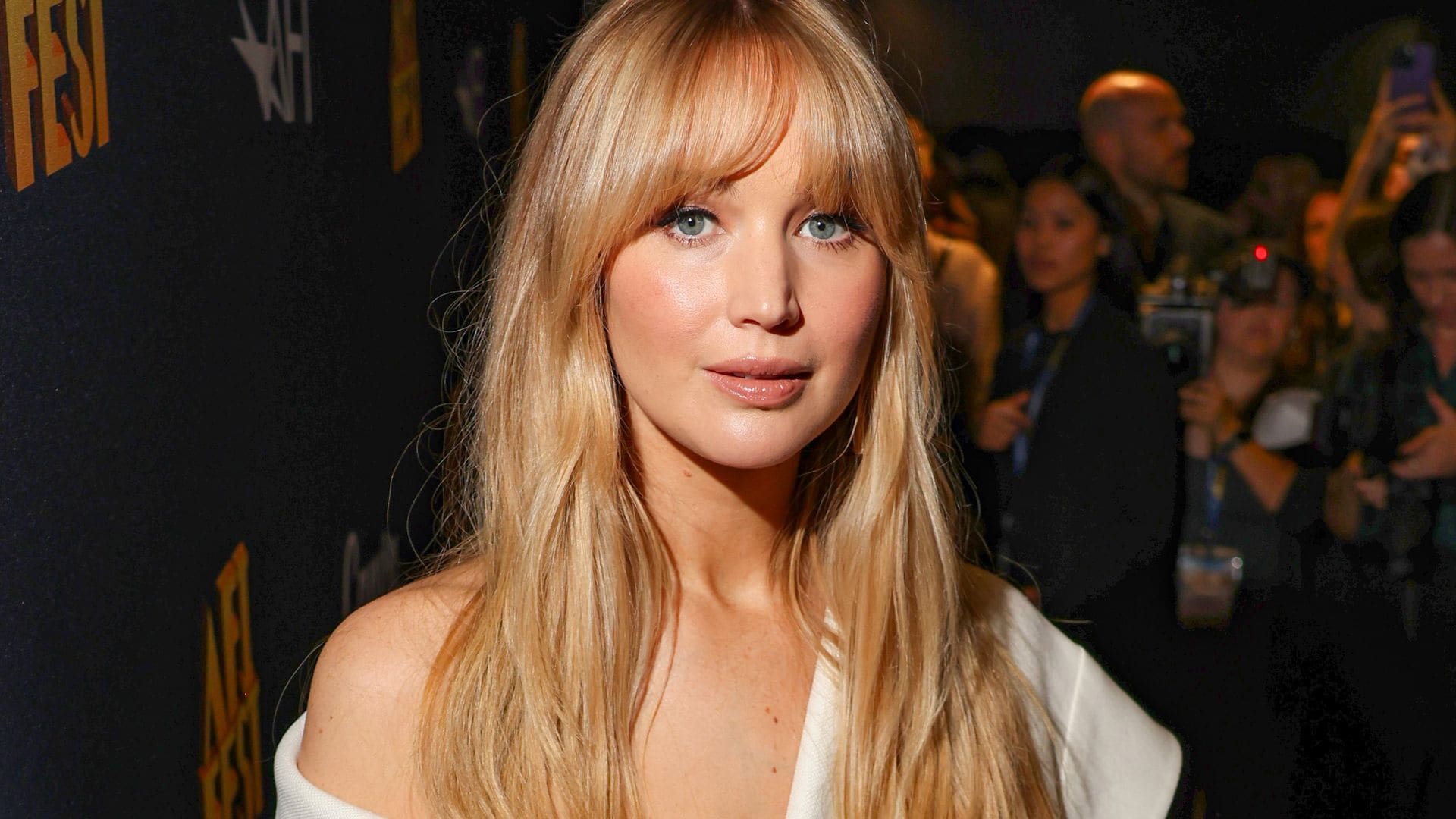 Jennifer Lawrence reaparece radiante con un flequillo premamá inspirado en Jane Birkin