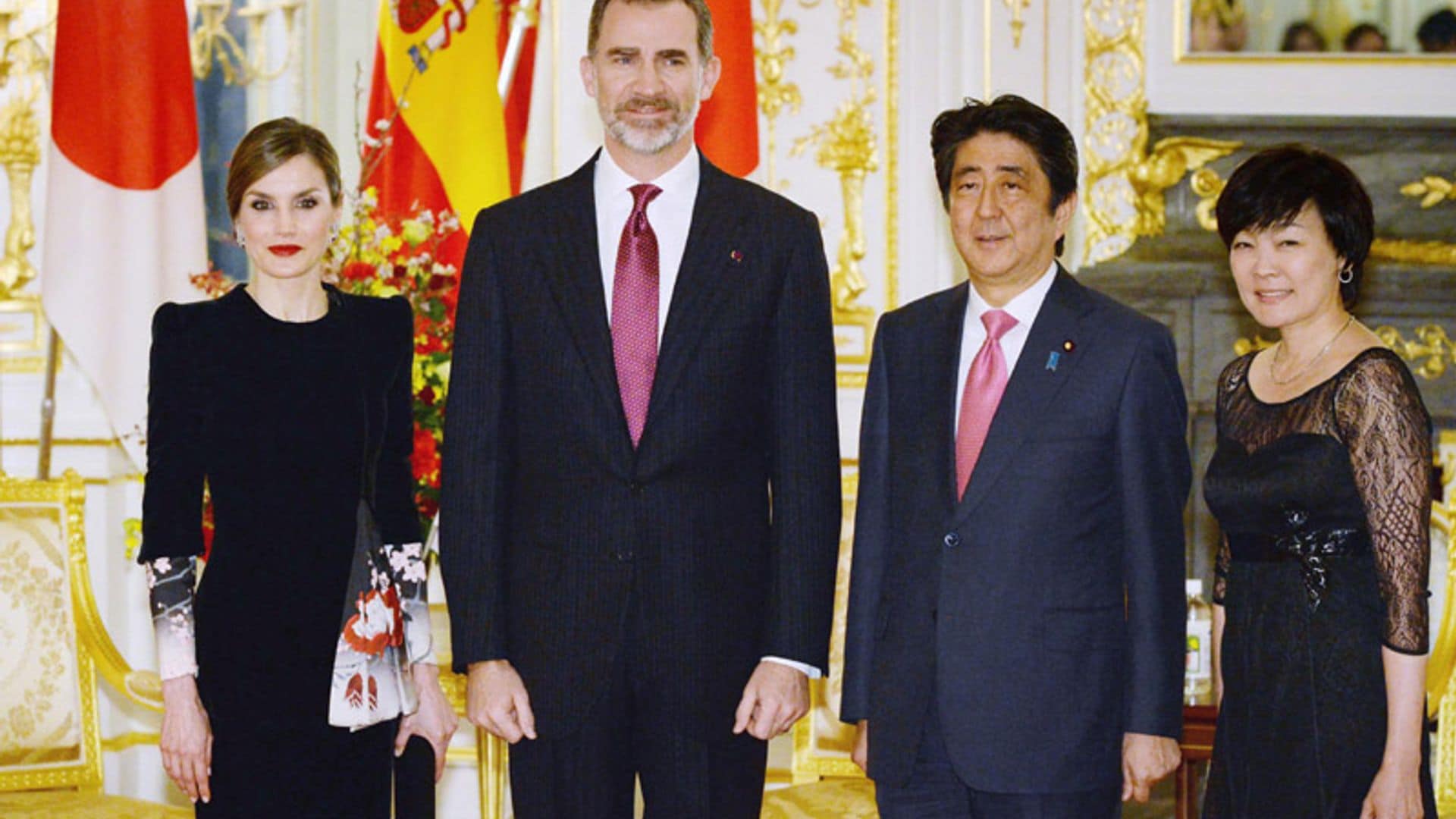 Diario de viaje: doña Letizia estrena su 'look' más japonés en el encuentro con el Primer Ministro