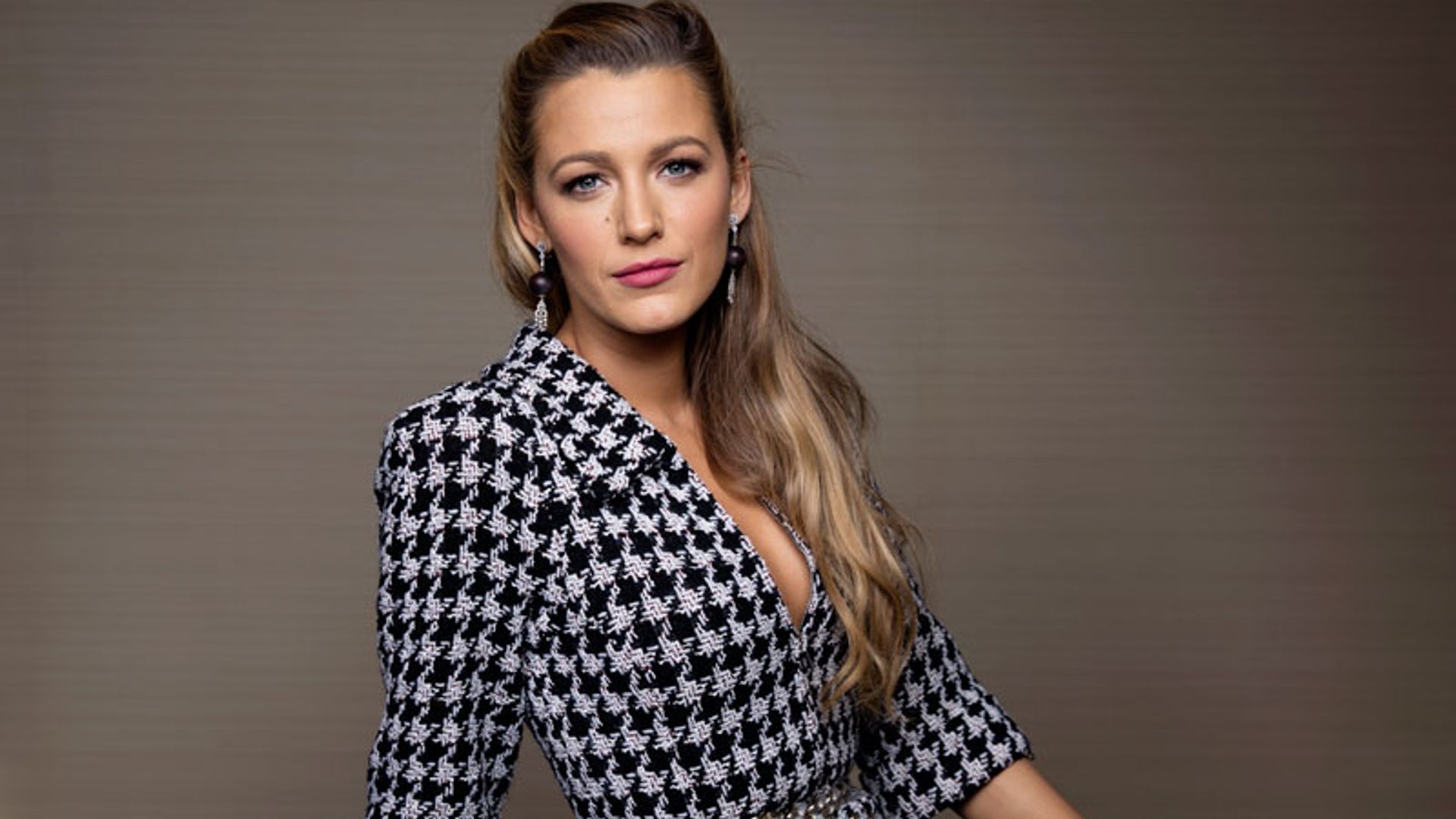 Blake Lively recopila las tendencias del otoño en sus 6 looks de traje