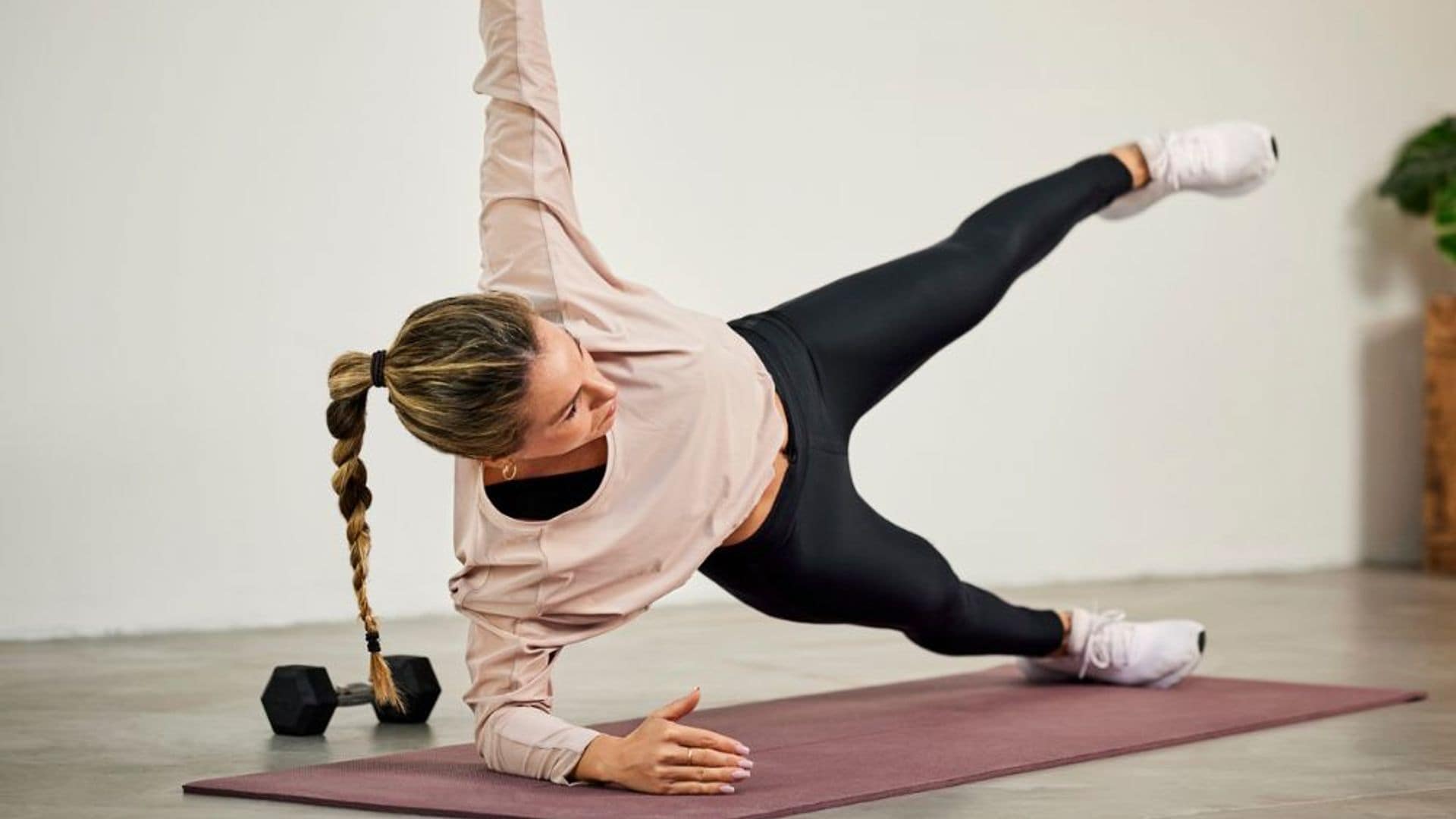 Solo necesitas dos mancuernas y esta rutina rápida para tonificar tus abdominales