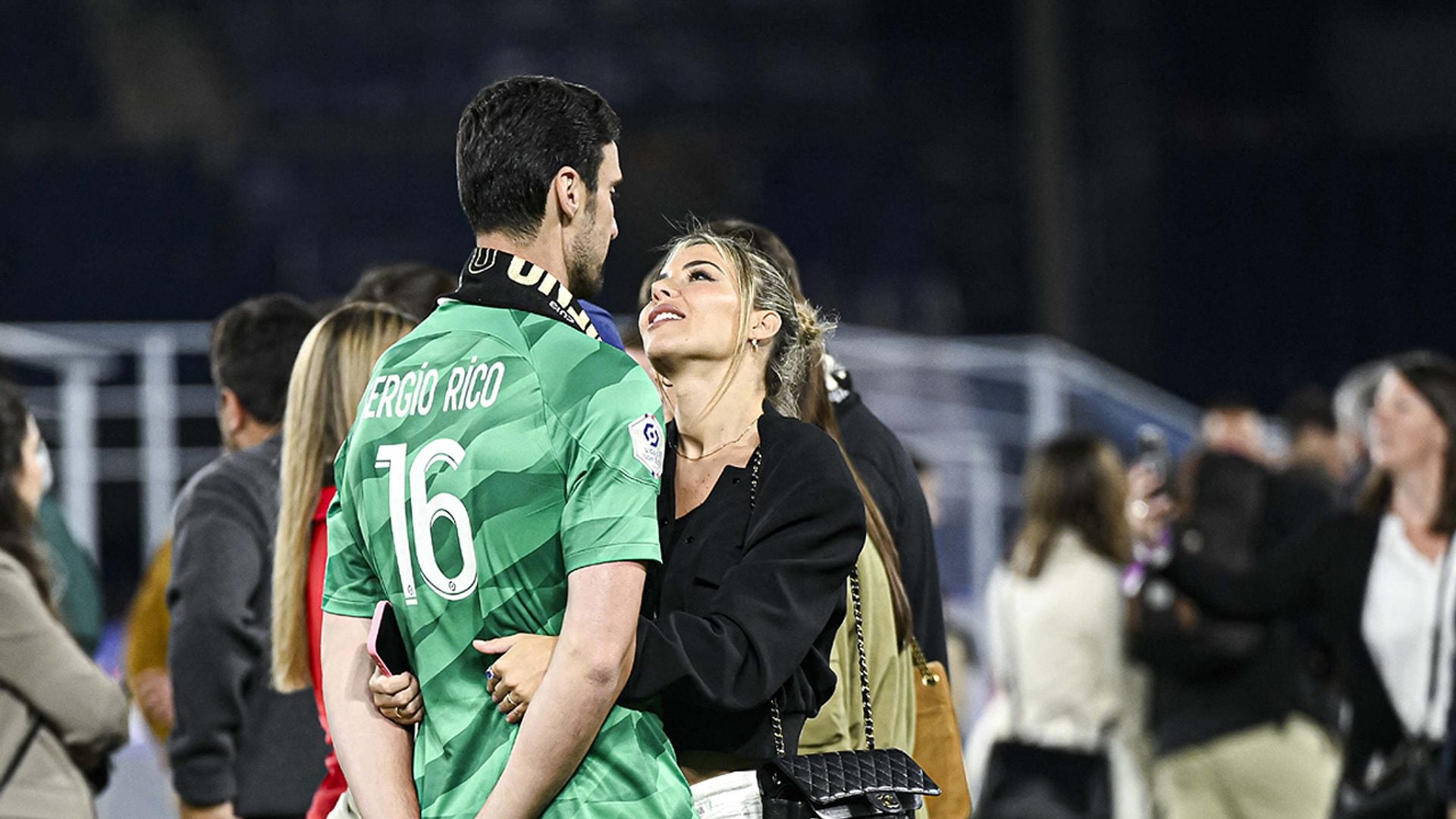 La felicidad de Sergio Rico y Alba Silva en la celebración del PSG un año después de su accidente