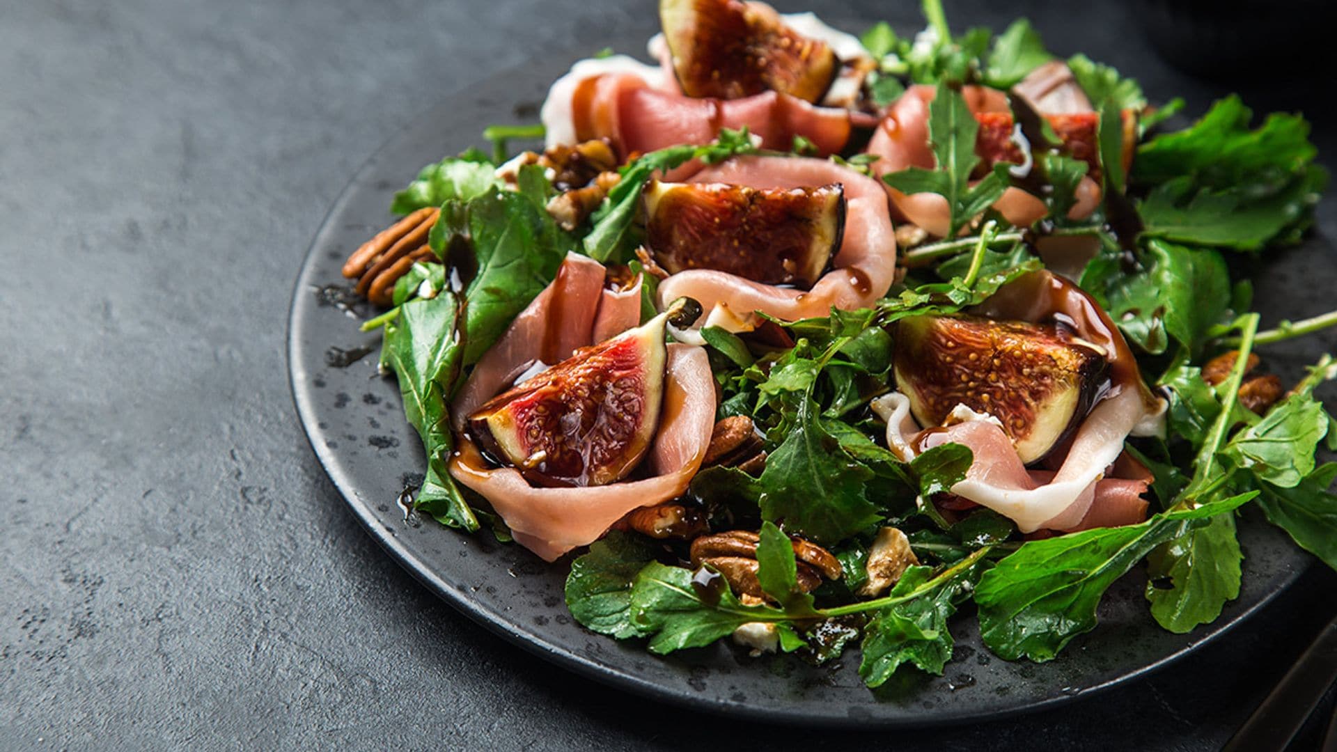 Ensalada con jamón, higos y nueces con vinagreta de Pedro Ximénez