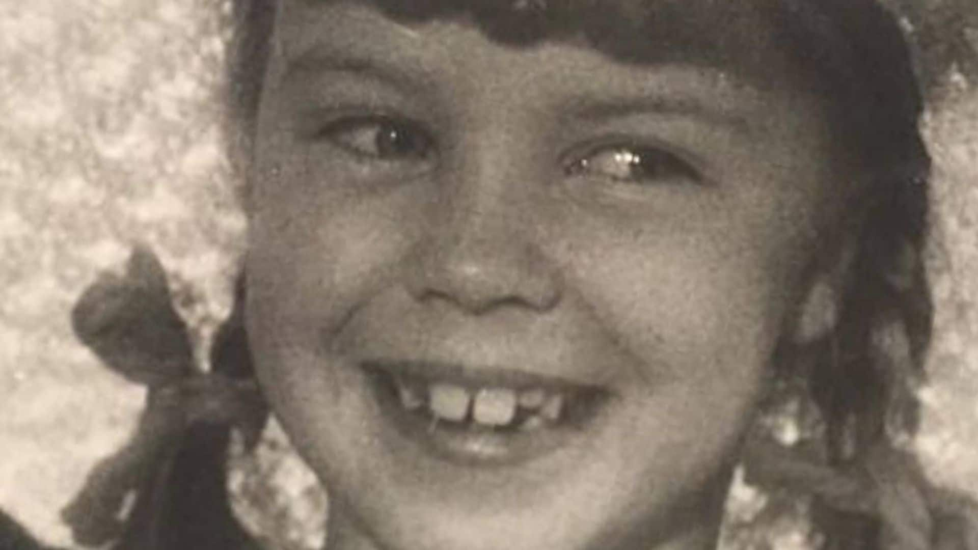 ¿Quién es esta niña de mirada traviesa? Hizo bailar a medio mundo y acaba de cumplir 52 años