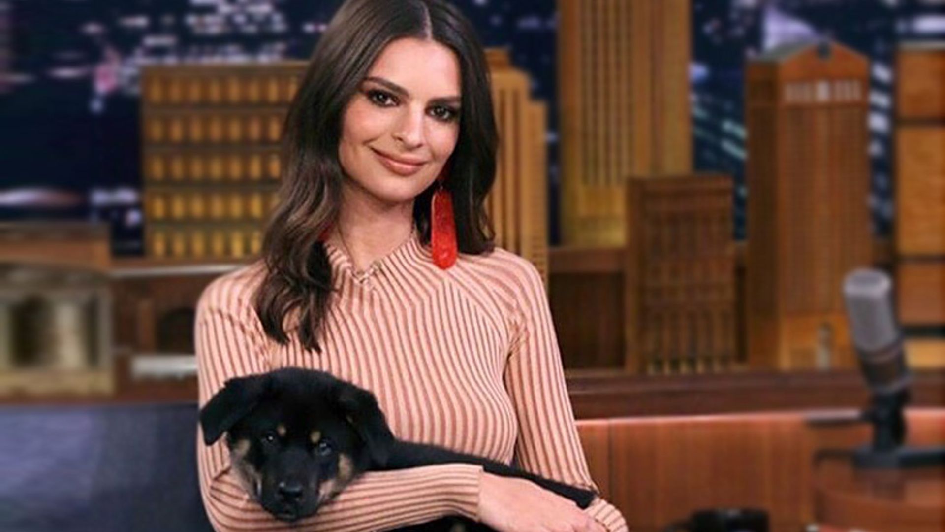 Emily Ratajkowski copia a las españolas unos pendientes de 16 euros