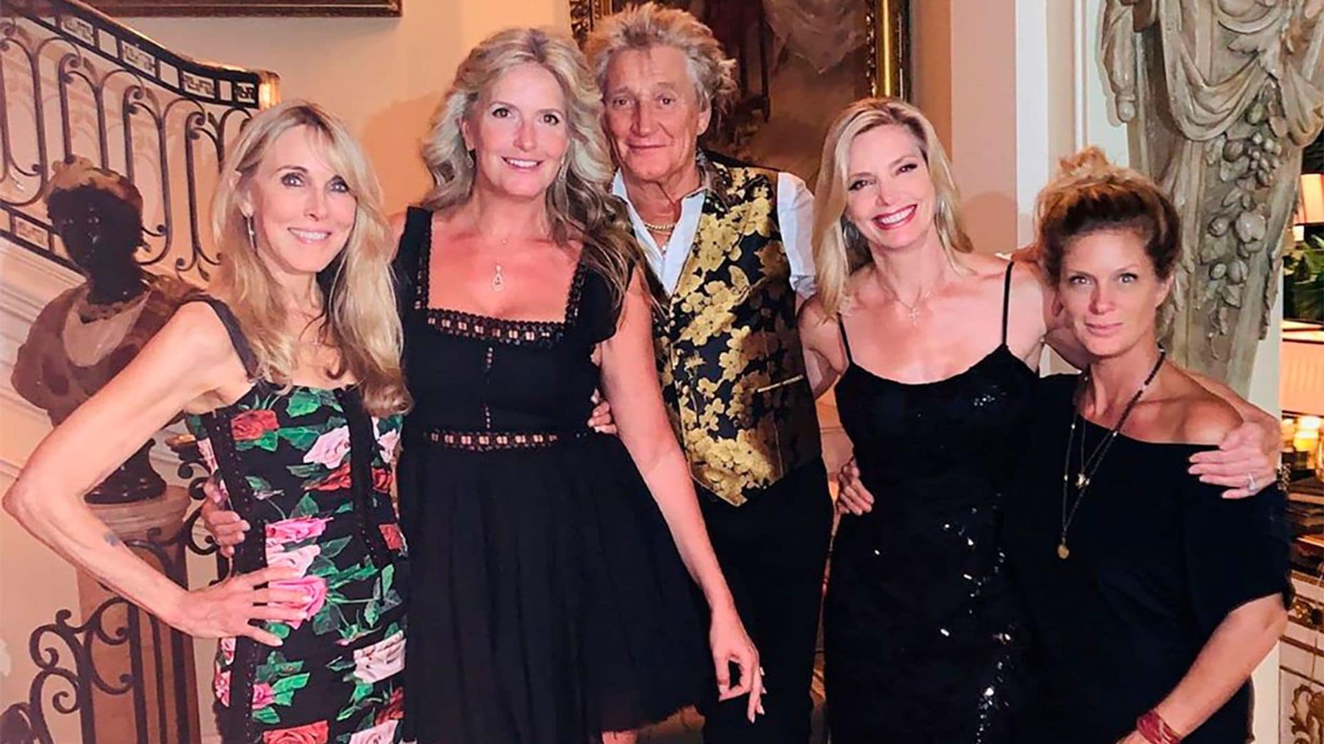 La curiosa instantánea de Rod Stewart junto a cuatro mujeres de su vida con las que ha tenido siete hijos