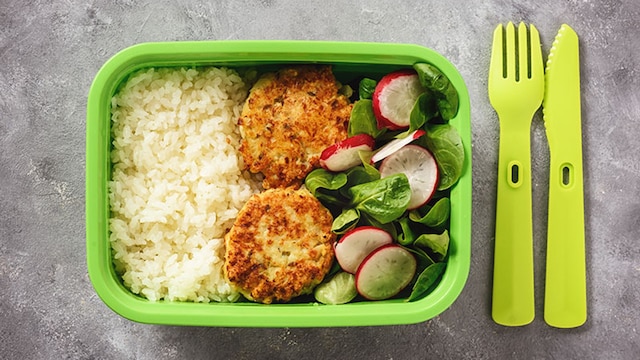 arroz con hamburguesitas de pollo y ensalada