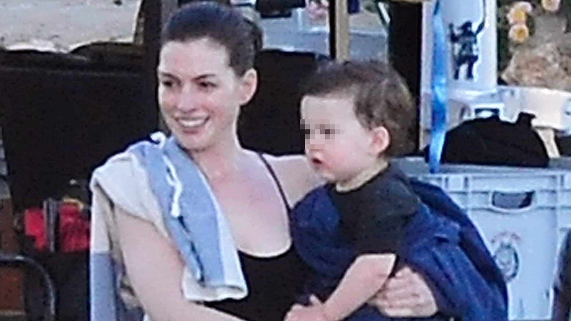 Anne Hathaway no se separa de su bebé ni en el trabajo