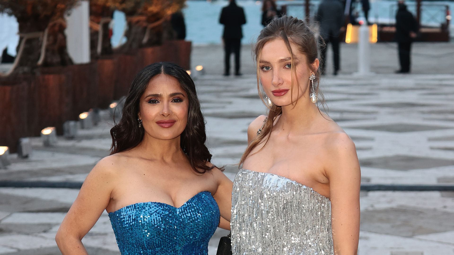 Salma Hayek, duelo de bikinis con Mathilde Pinault en sus vacaciones de verano