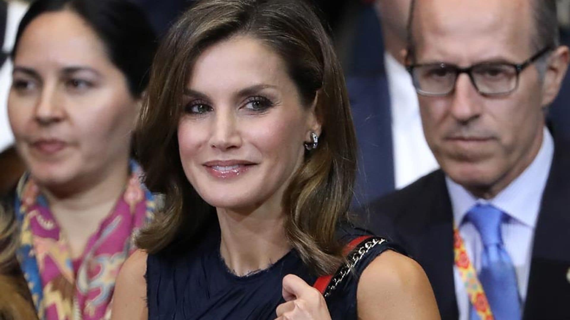 Looks reciclados y un estreno: La maleta de viaje de la reina Letizia en México