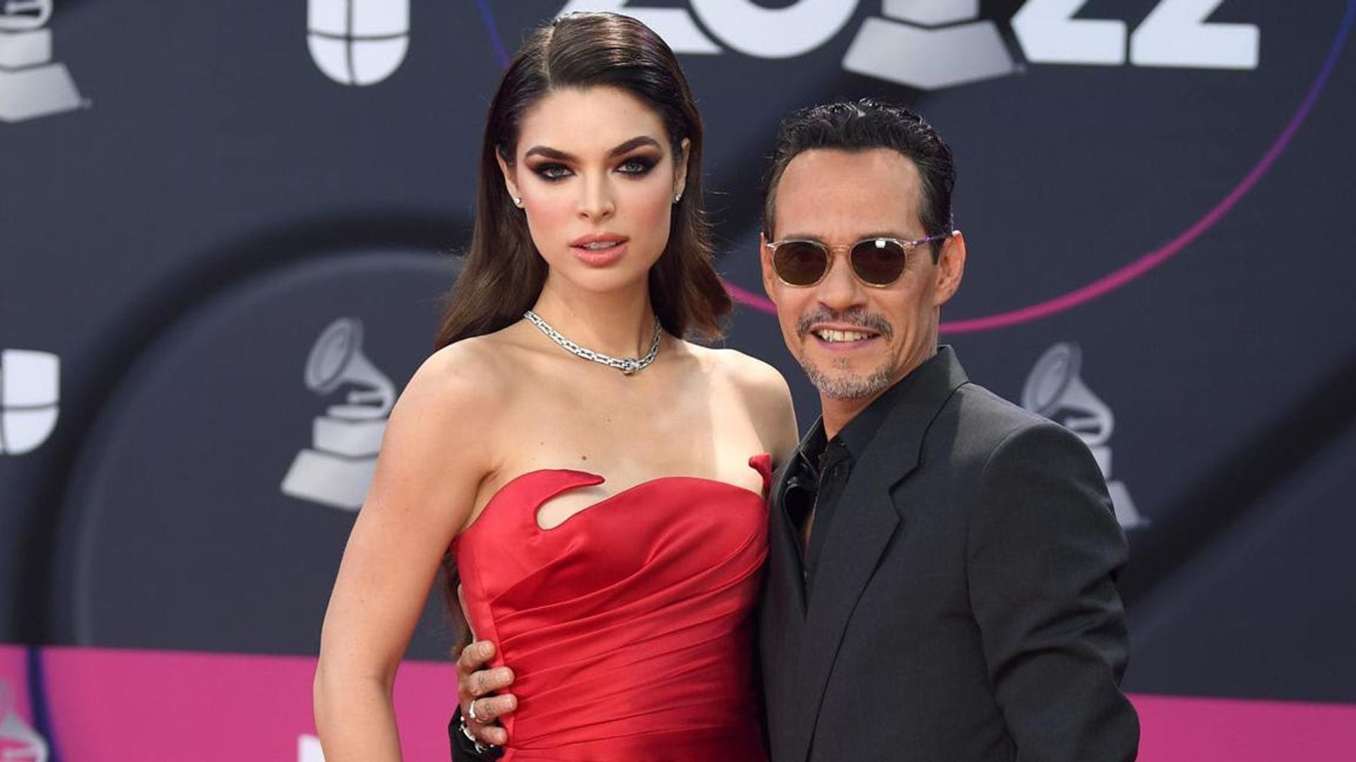 Marc Anthony pasó Navidad con la familia de su esposa, entre un gran festín y regalos de Santa Claus