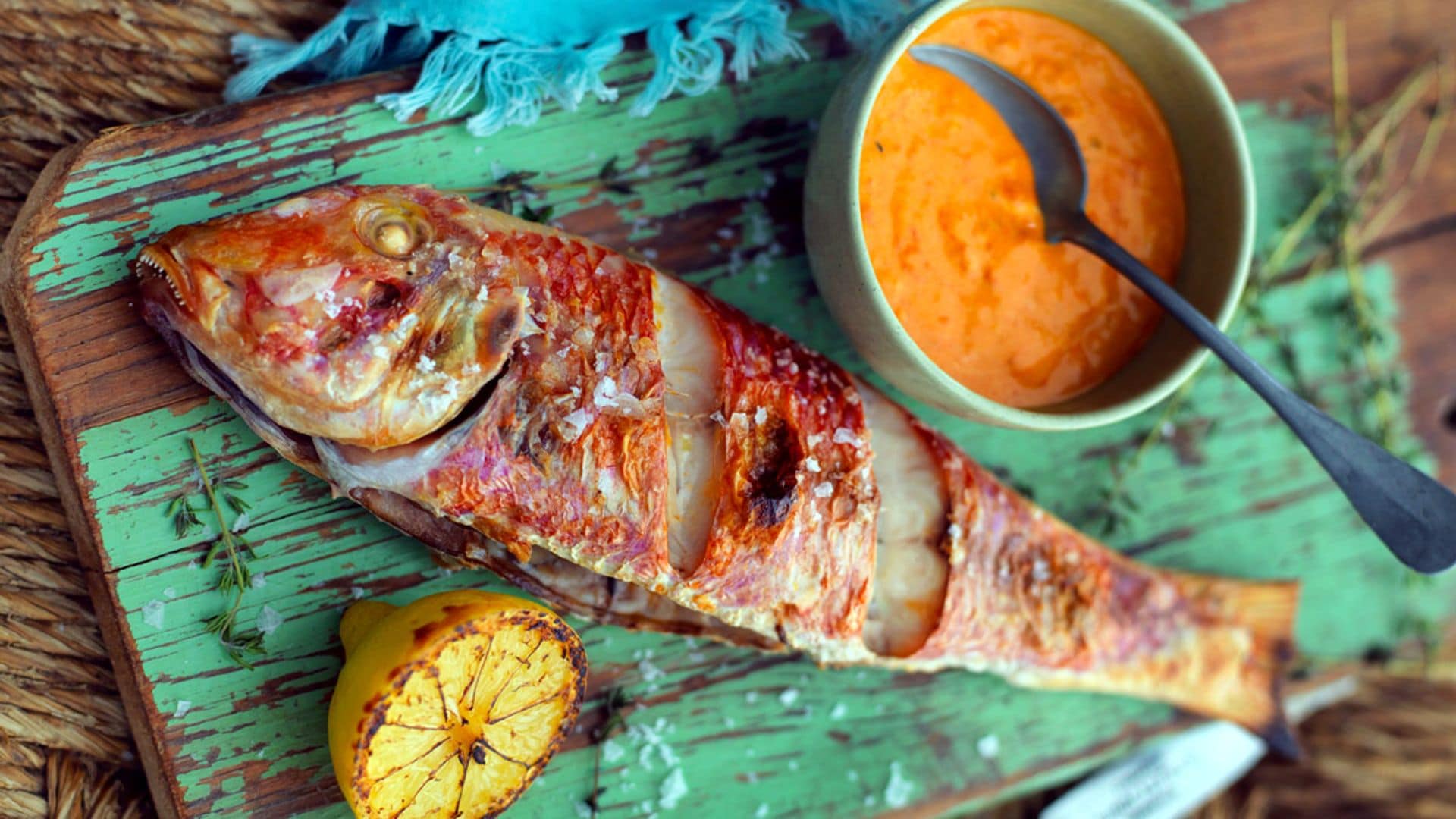 Salmonete a la parrilla con alioli de pimientos