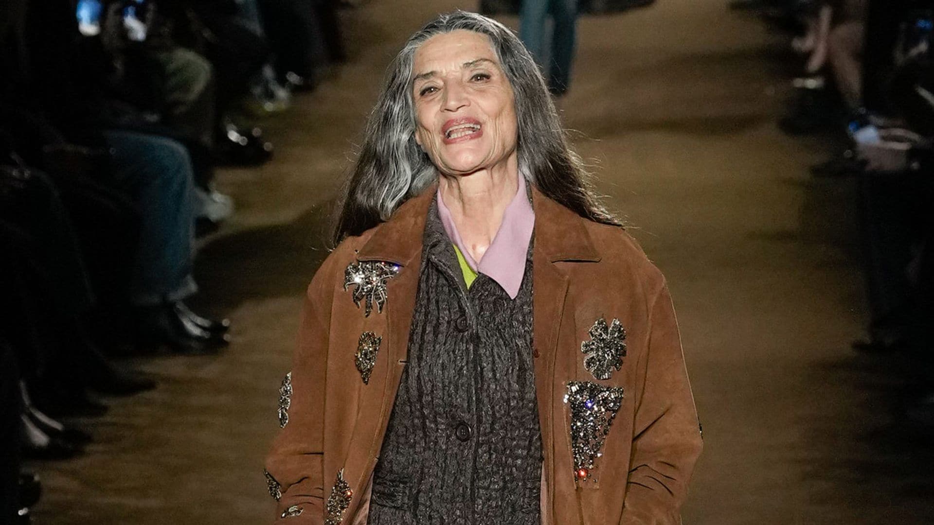 La actriz Ángela Molina debuta como modelo de pasarela para Miu Miu junto a Gigi Hadid