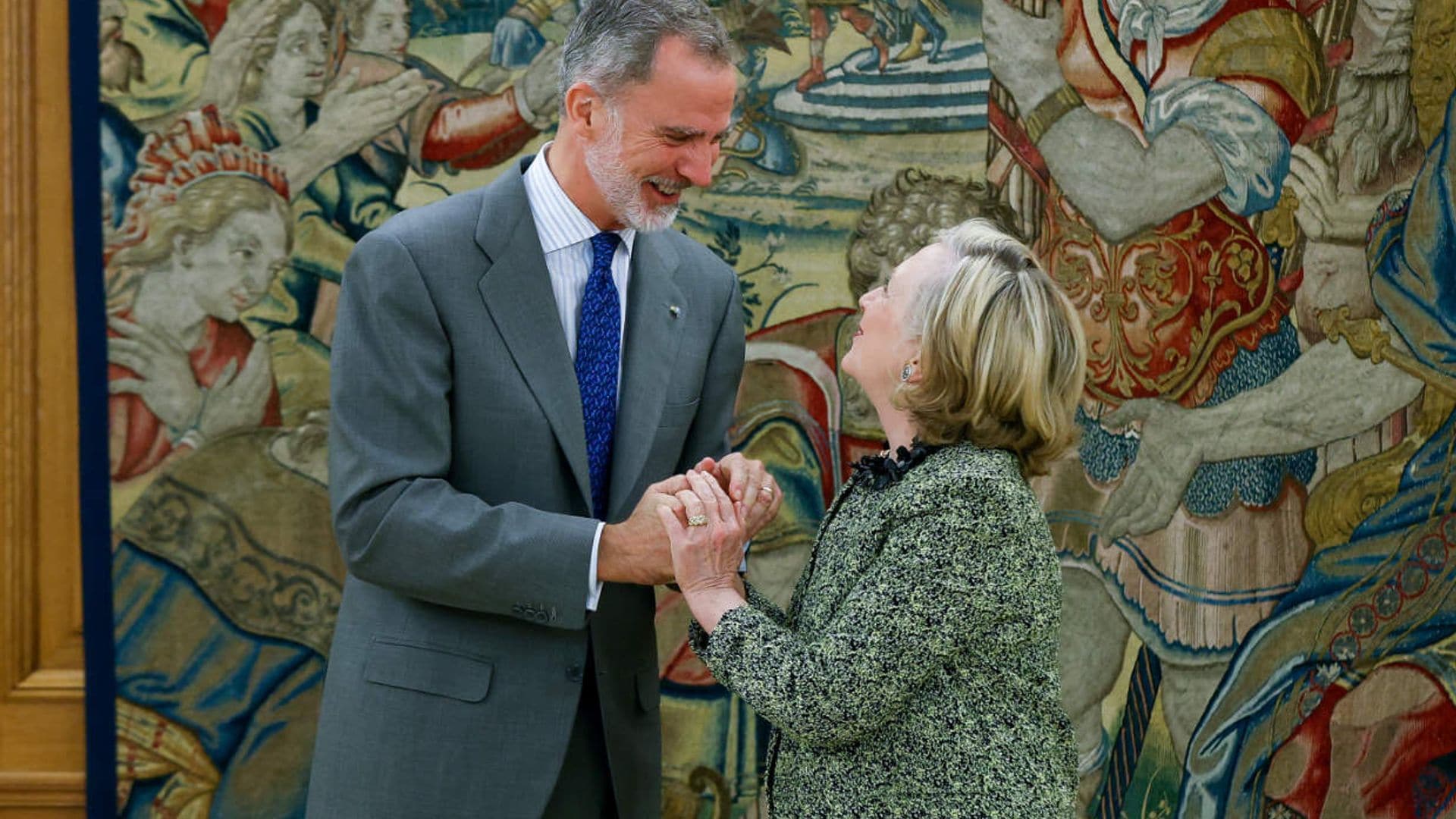 El afectuoso saludo del Rey a Hillary Clinton en el Palacio de la Zarzuela