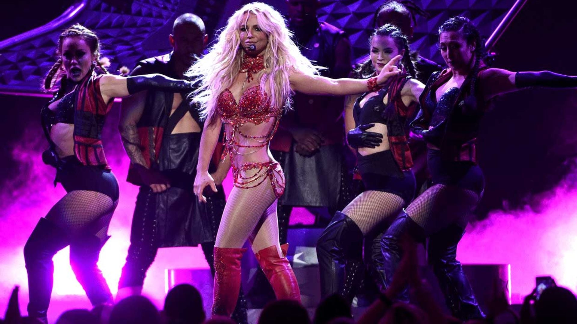 ¡Vuelve Britney Spears! Y en FASHION repasamos los looks que marcaron una era