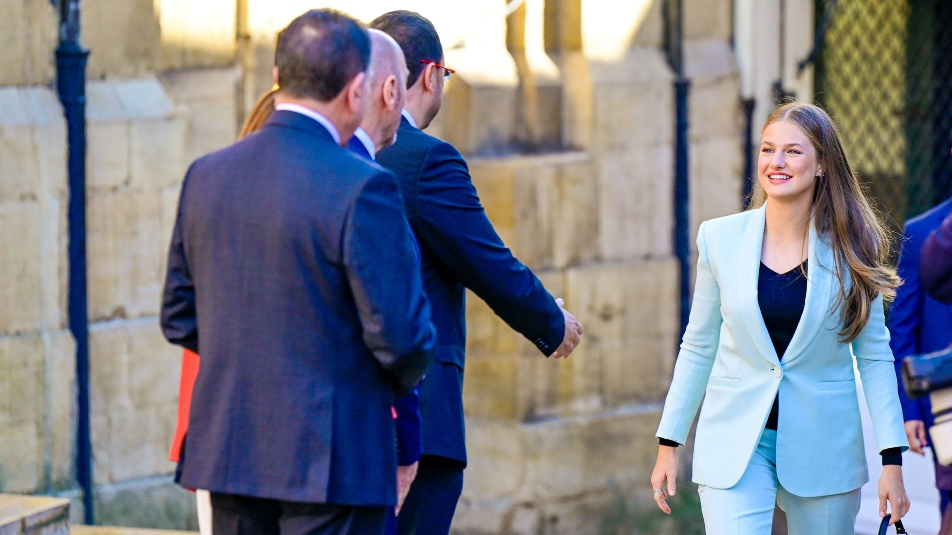 La princesa de Asturias vuelve a confiar en el traje de chaqueta para sus primeros actos en Oviedo