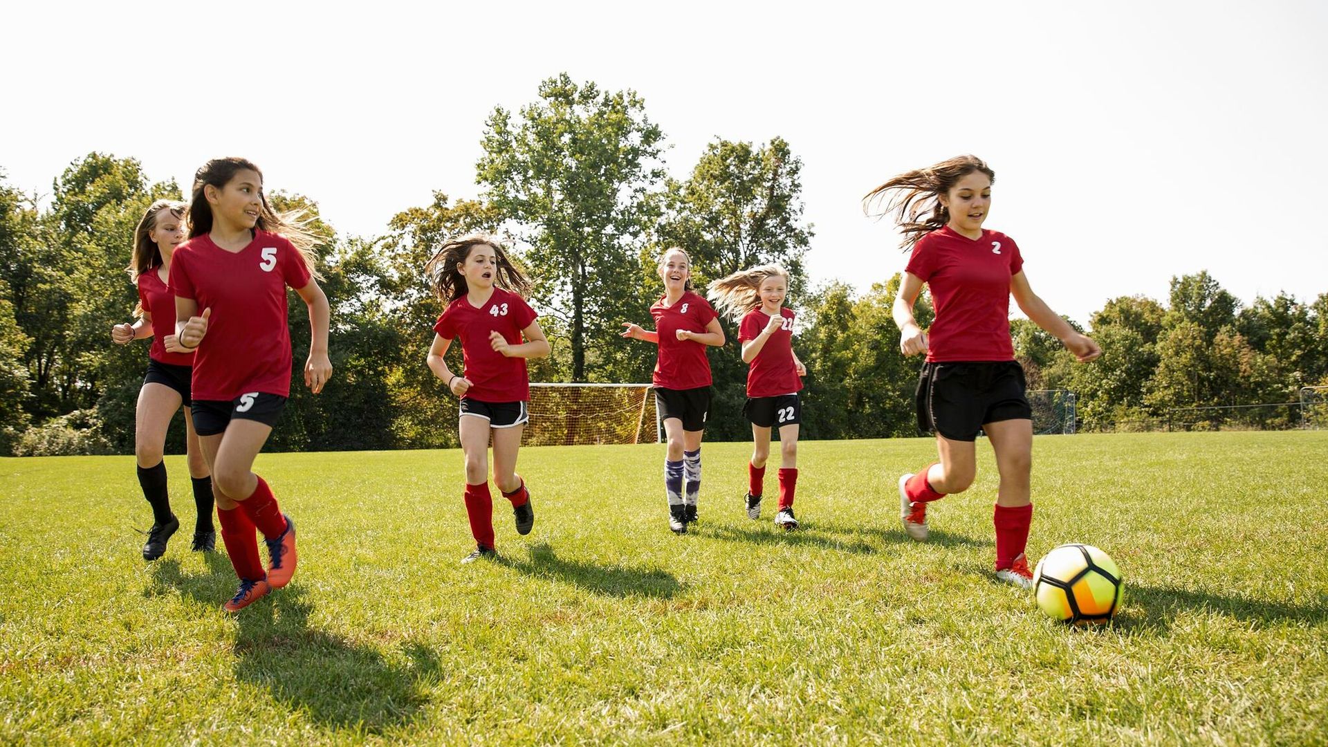 Niñas y chicas adolescentes que hacen deporte: ¿más propensas a sufrir ciertas lesiones?