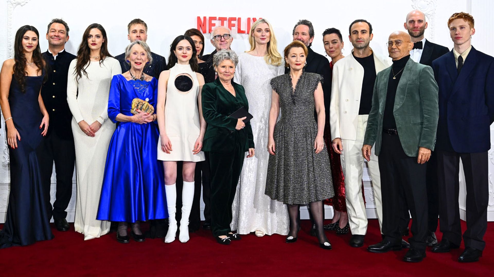 La majestuosa despedida de 'The Crown' en Londres con todas sus estrellas sobre la alfombra roja