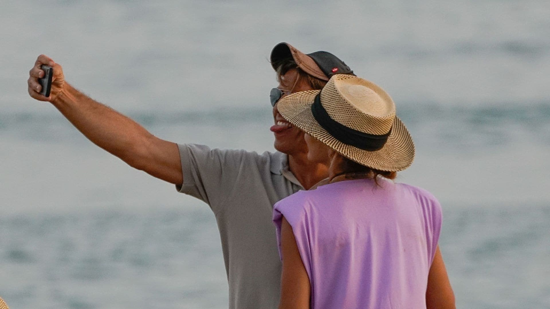 Tumbona, sol y un divertido 'selfie': Manuel Díaz, perfecta jornada playera junto a sus chicas