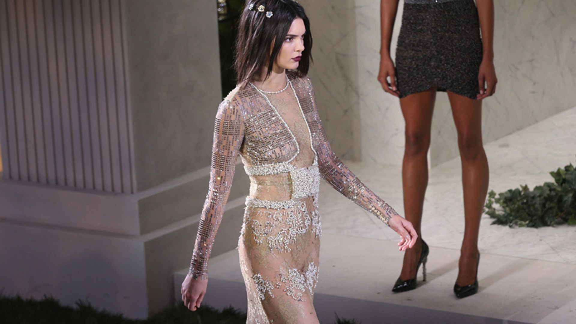 ¡Comienza el 'show'! Kendall Jenner luce ‘tipazo’ y… ¡algo más!