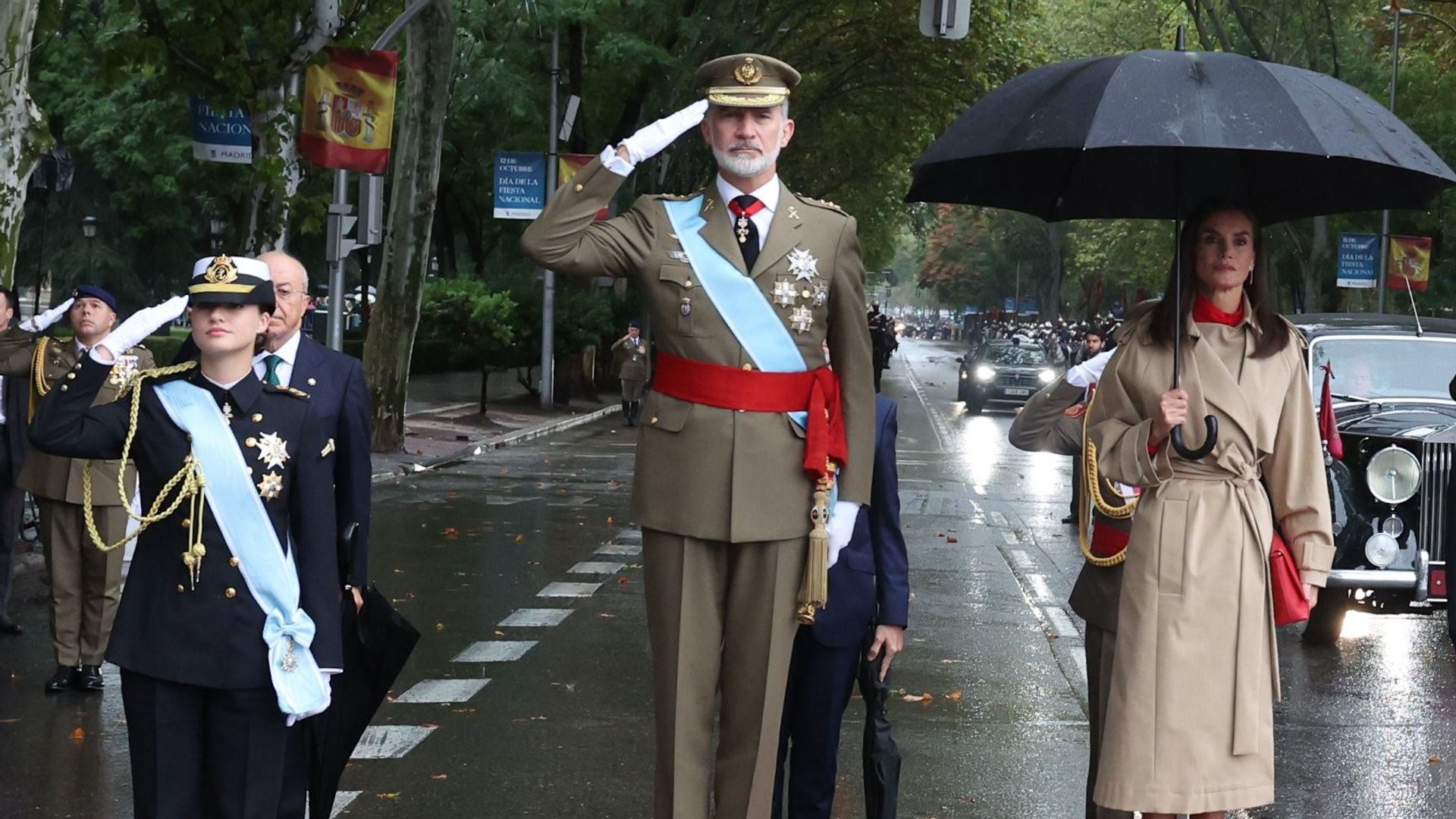 Los Reyes y la princesa de Asturias presiden el desfile del Día de la Hispanidad con la lluvia como gran protagonista