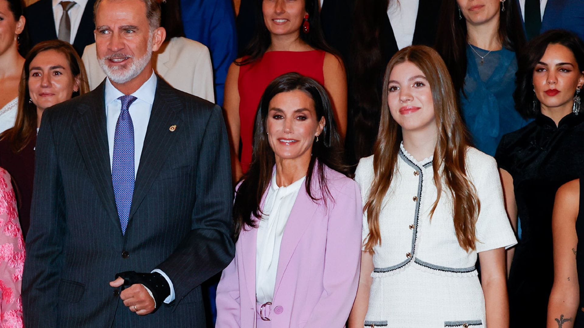 El look con el que la reina Letizia deja brillar a sus hijas mientras rompe una tradición