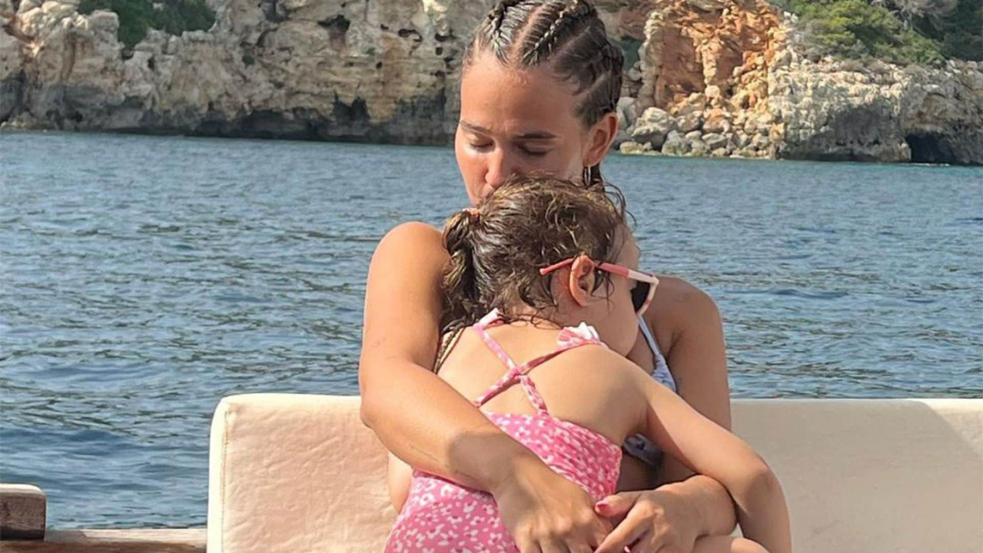 Los días de ensueño de Laura Escanes en Menorca junto a su hija Roma y su novio, Álvaro de Luna