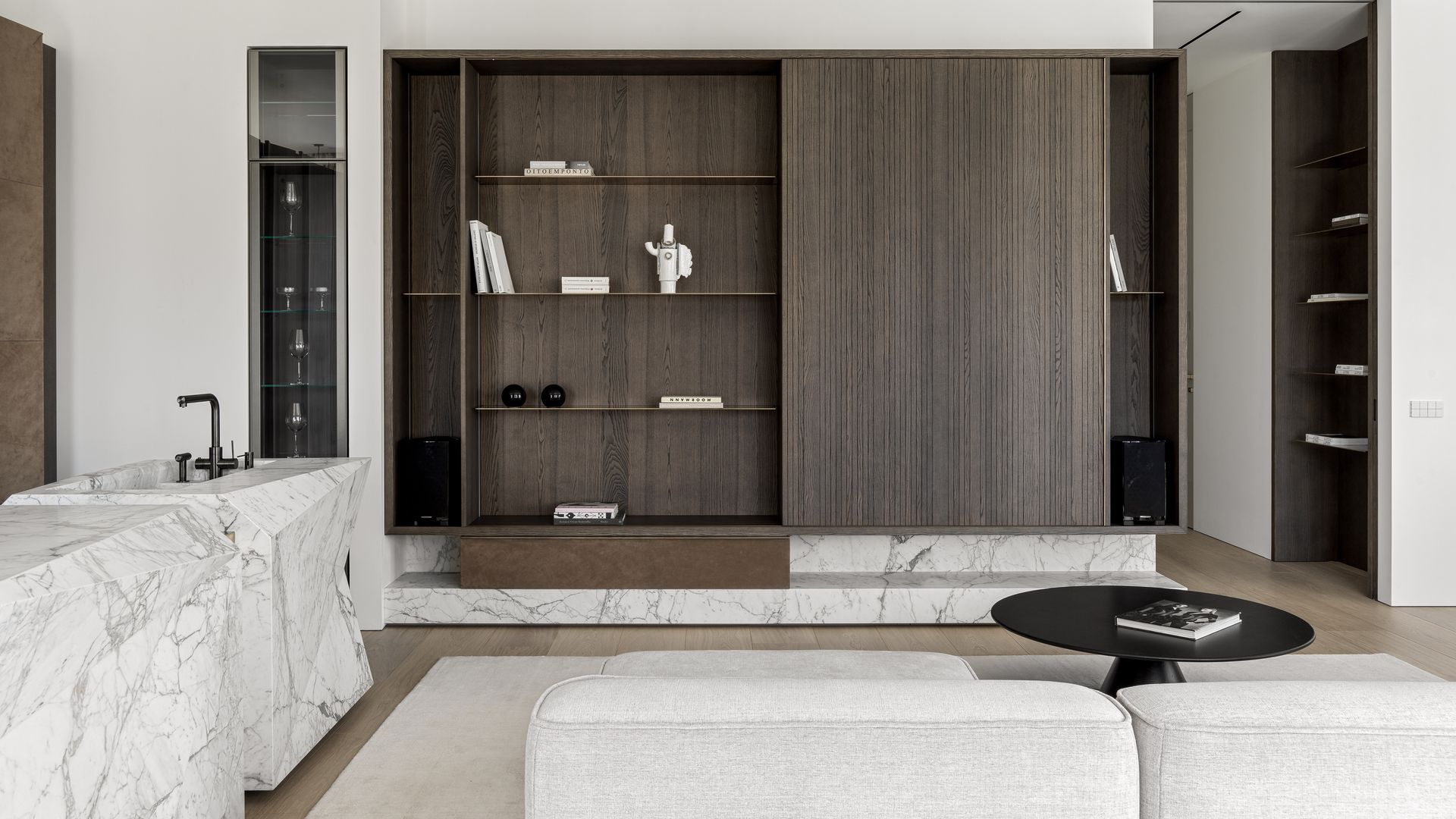 Salón con mueble en madera oscura