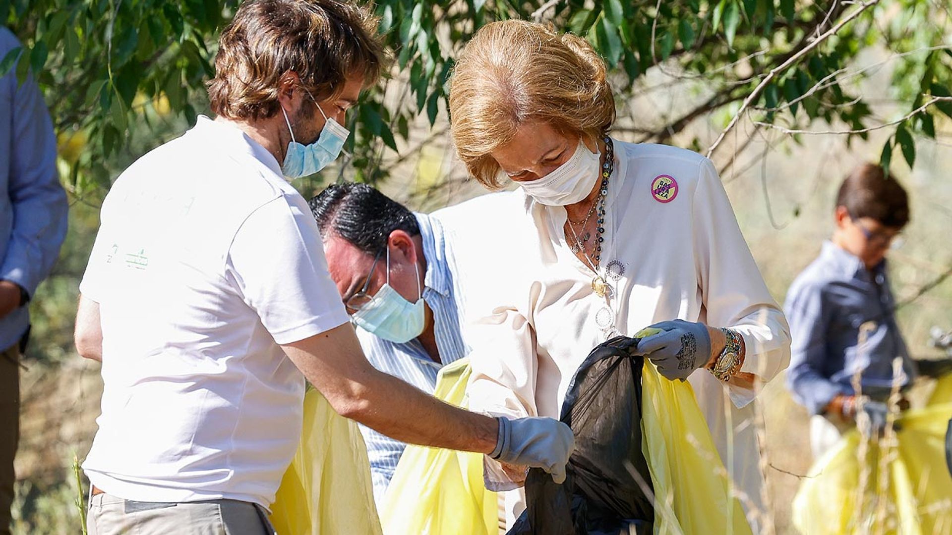 Doña Sofía, incombustible, recoge basura en el monte fiel a su compromiso con el medio ambiente