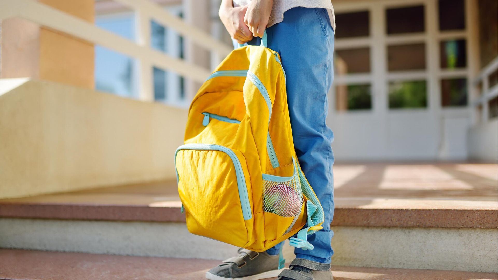 Talla más baja y otros efectos de un peso excesivo en la mochila infantil