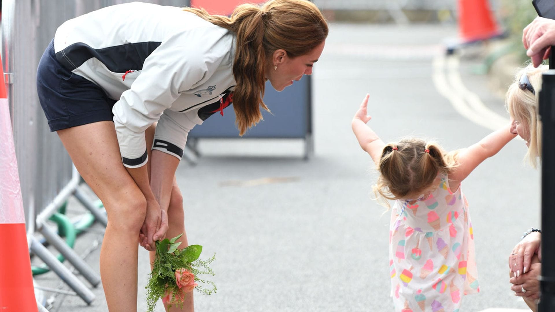 ¡Así se hace una reverencia! El divertido saludo de una niña a Kate Middleton