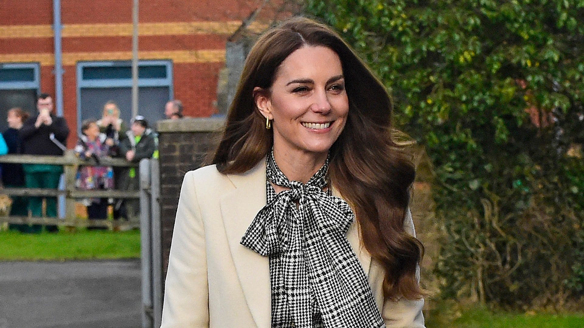 Kate Middleton recicla su vestido de Zara más elegante y versátil y lo renueva con su abrigo blanco favorito